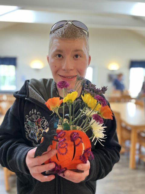 Student holding his 园艺 project