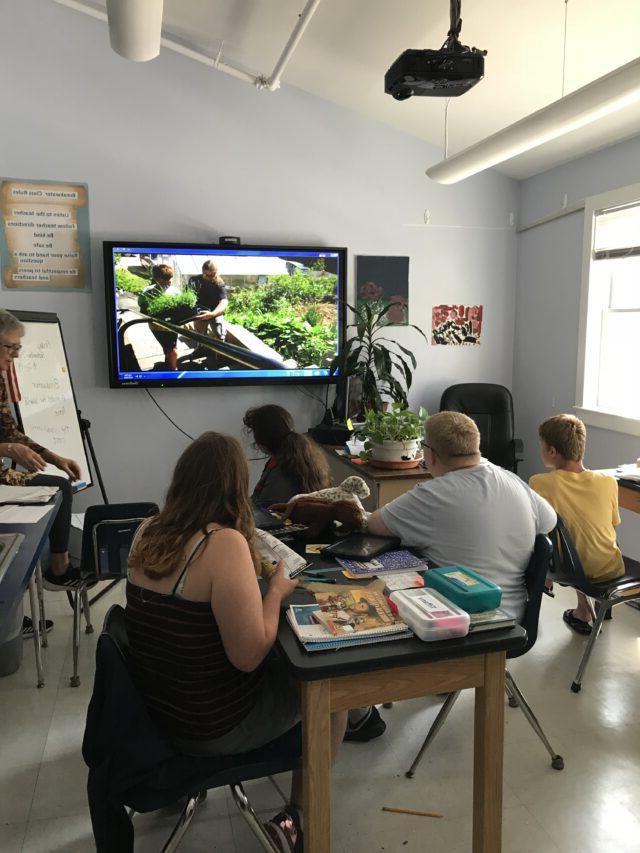 Students learning about 园艺 in the classroom.